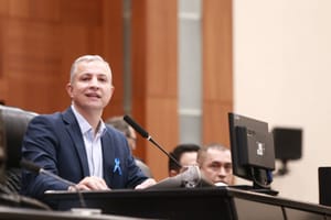 Faissal homenageia cientista por pesquisa de medicamento que pode reverter paralisias